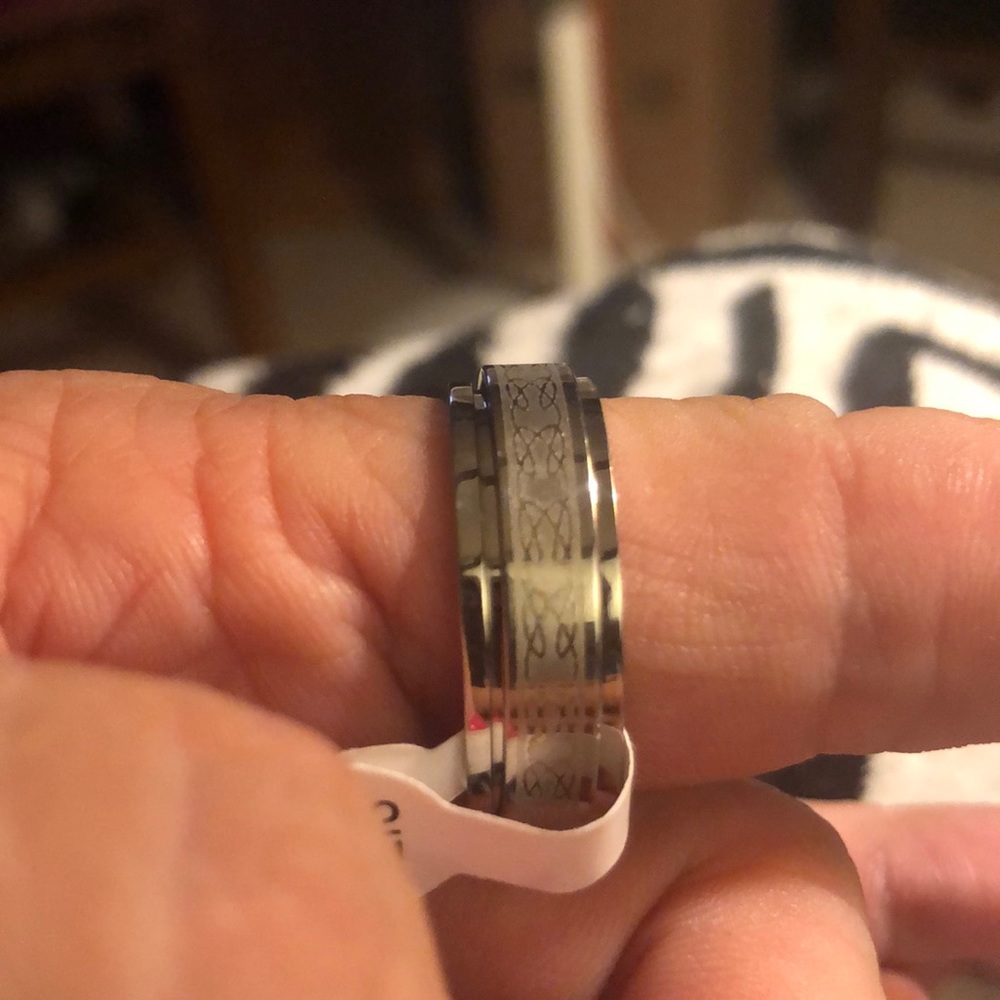 A men’s size 12 fidget ring in stainless steel